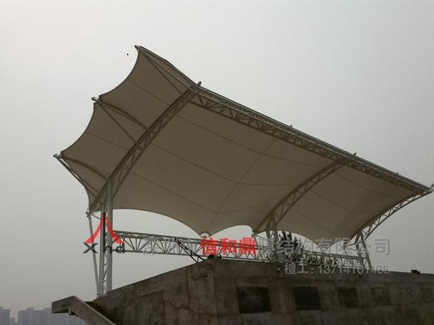 此项看台膜结构工程是一项非常具有挑战性的工程,该项目的建设单位为